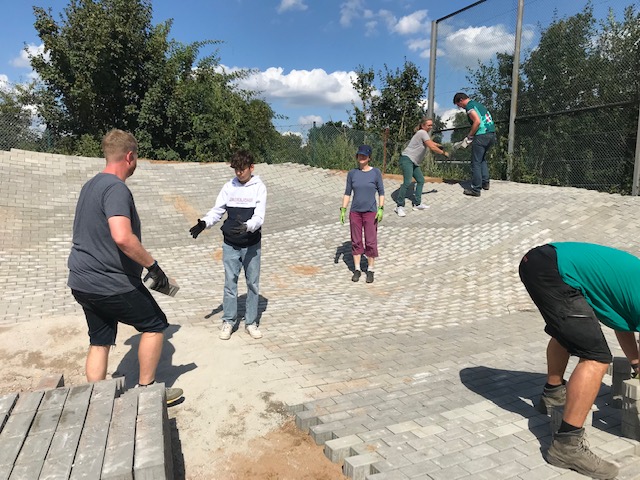Freiwillige beim Bahnbau am BMX-Track August 2022