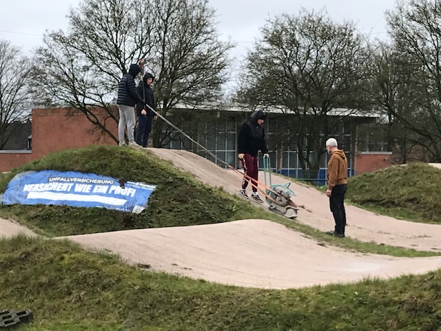 Freiwillige beim BMX Bahnbau April 2023