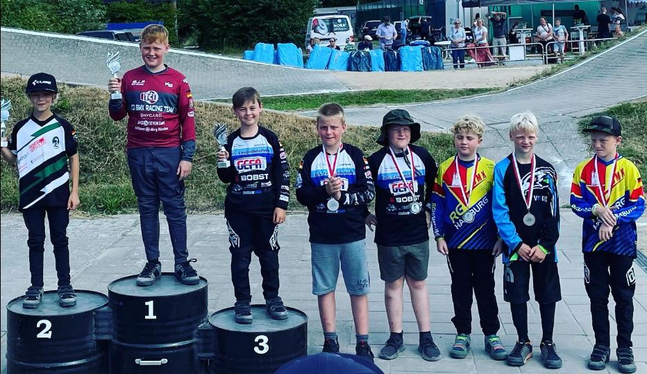 Kilian Schlapper auf Platz 1, Johann Köster auf Platz 6, Ben Rieckenberg auf Platz 8