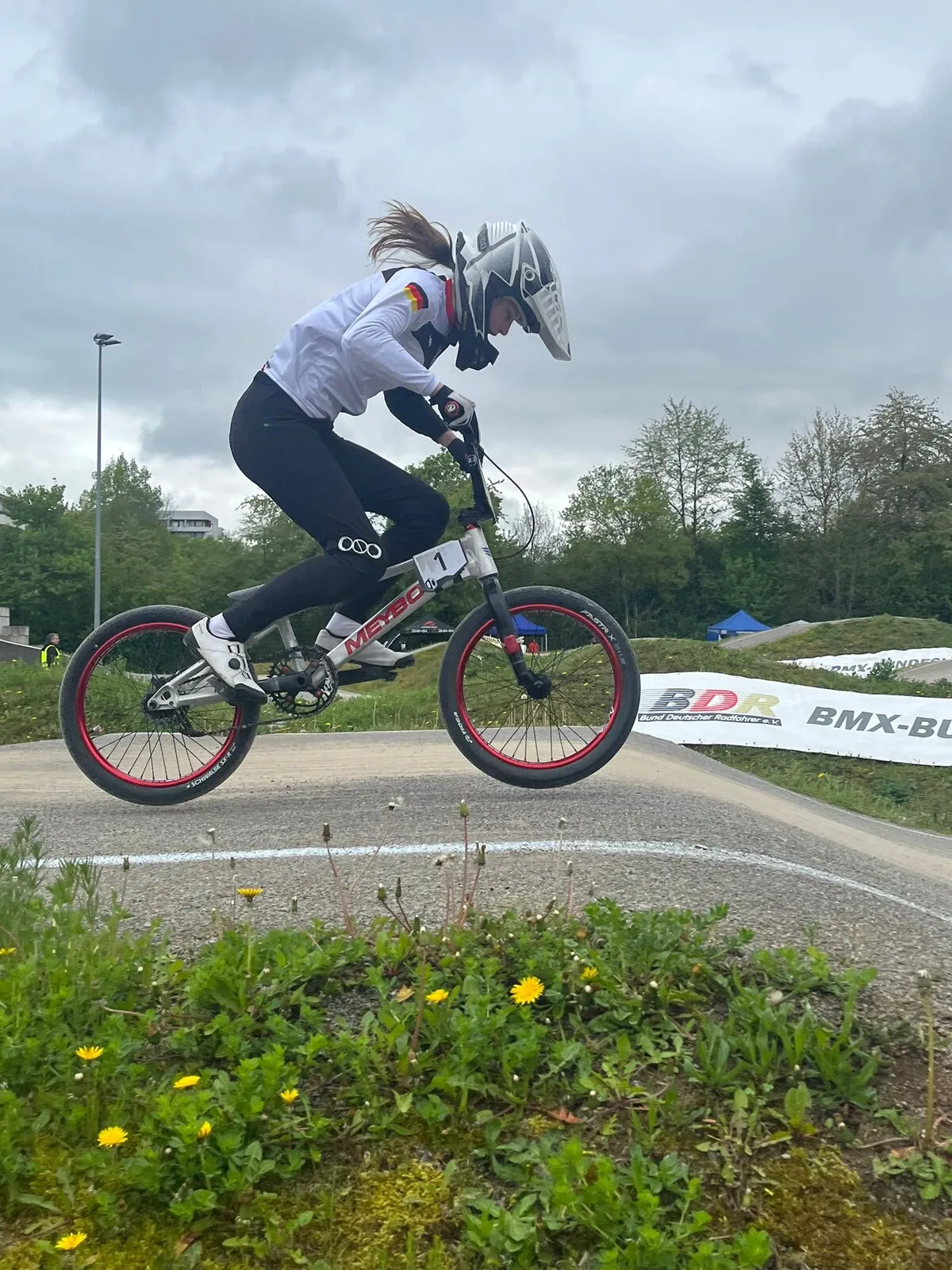 RG Hamburg Fahrerin springt über eine Welle auf der BMX-Strecke in Stuttgart