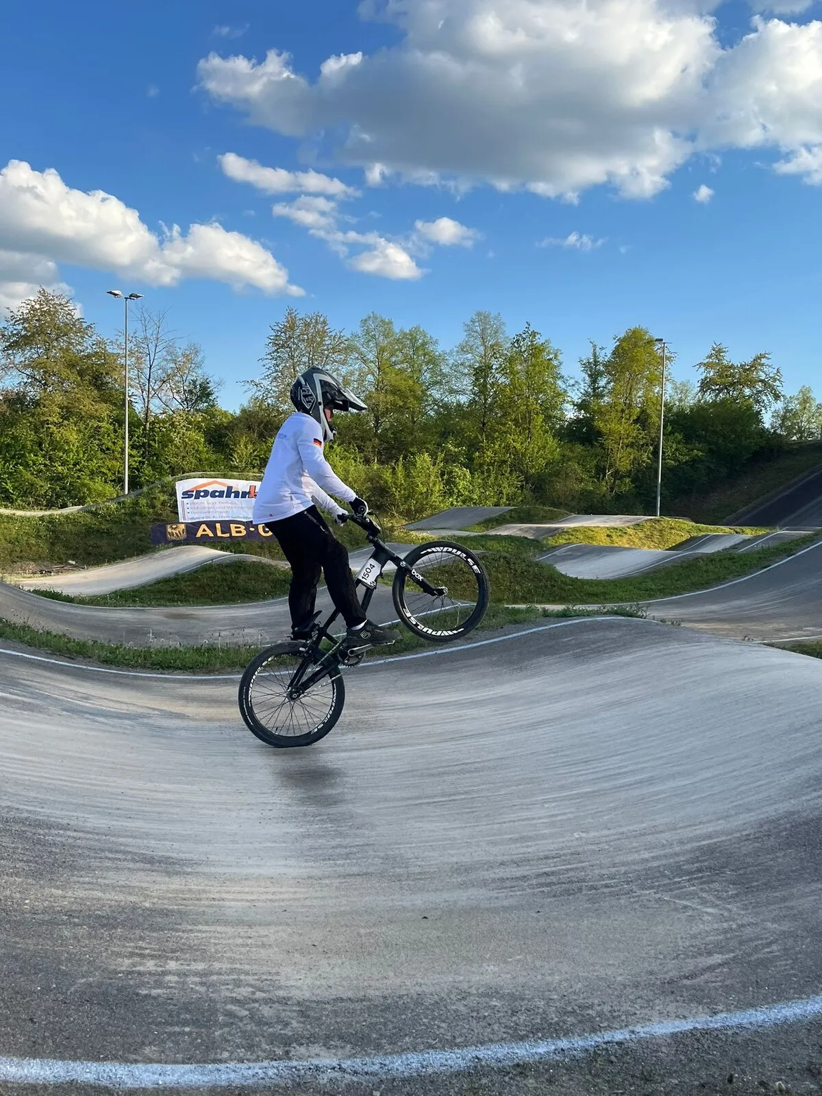 RG Hamburg Fahrerin beim Warm-up auf dem Pumptrack in Stuttgart