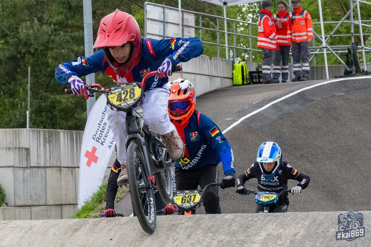 BMX-Rennaction beim Bundesliga-Auftakt in Stuttgart — RG Hamburg Fahrer im engen Duell