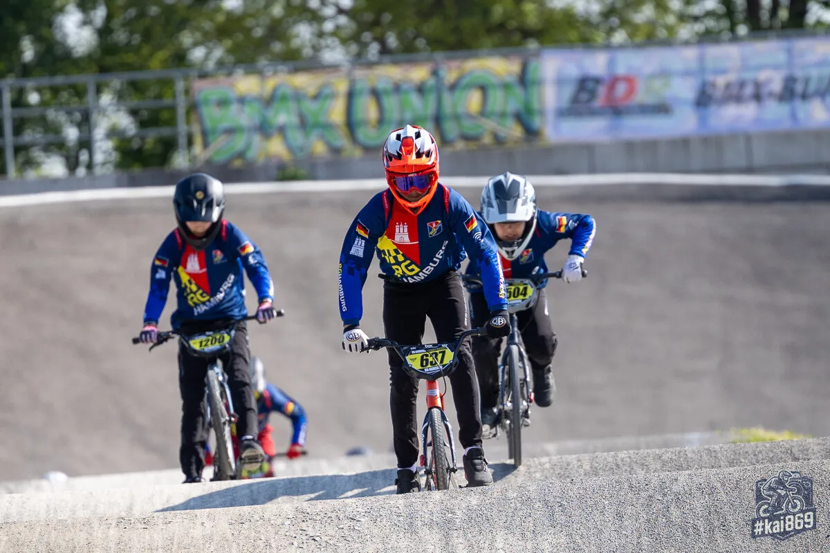 Drei RG Hamburg Fahrer in Formation auf der Stuttgarter BMX-Strecke