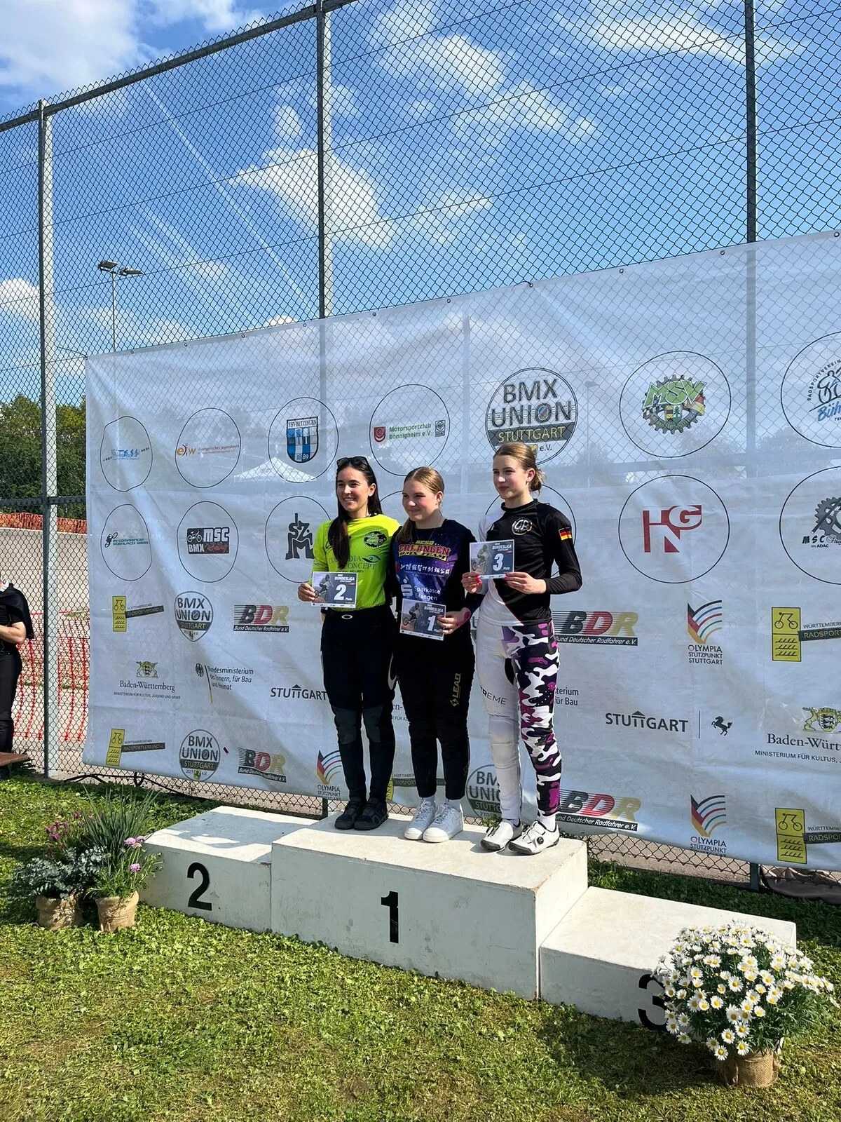 Podium der BMX-Bundesliga in Stuttgart mit RG Hamburg Fahrerin auf dem obersten Treppchen