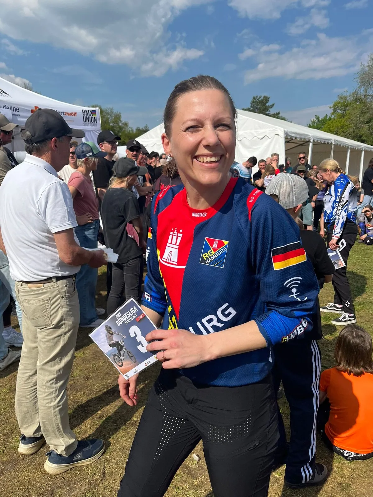 RG Hamburg Fahrerin strahlt mit ihrer Bundesliga-Plakette über den Podestplatz