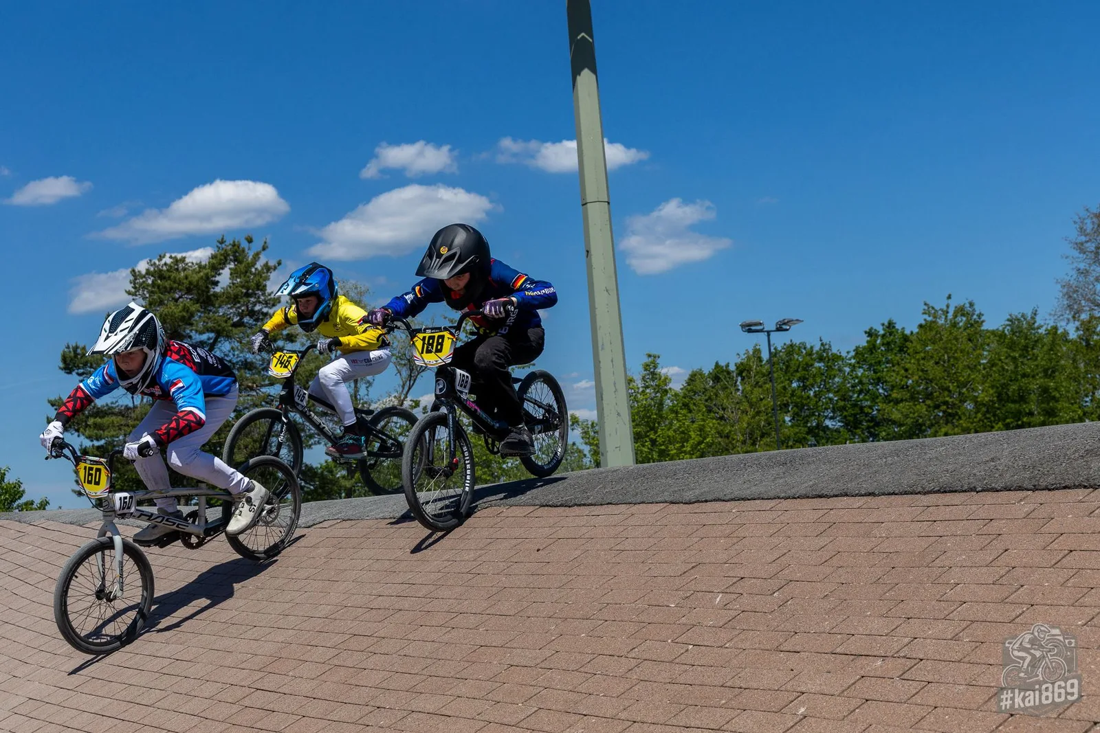 Drei BMX-Fahrer im Rennen bei strahlendem Sonnenschein in Esselbach