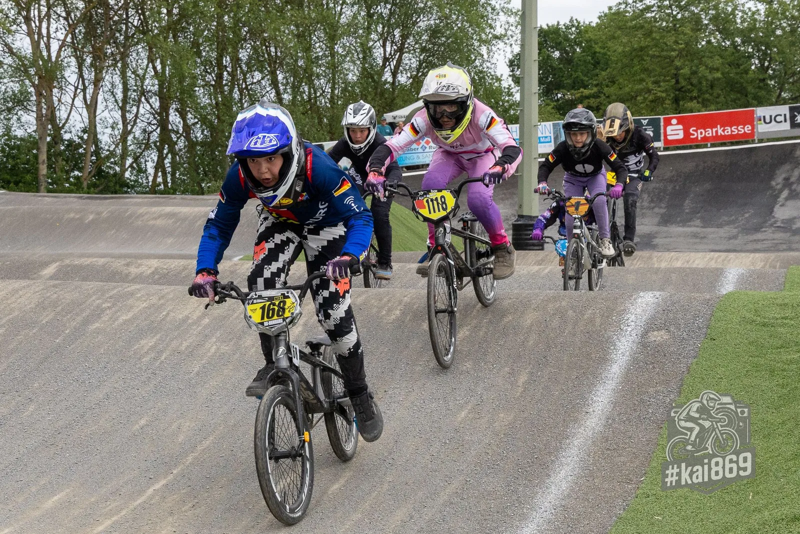 RG Hamburg Fahrer mit Startnummer 708 führt ein Feld auf der BMX-Bahn an