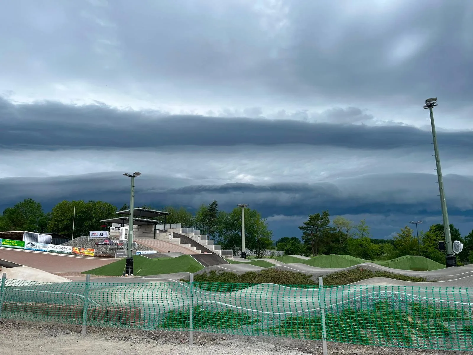 Aufziehendes Schmuddelwetter über der BMX-Strecke in Esselbach