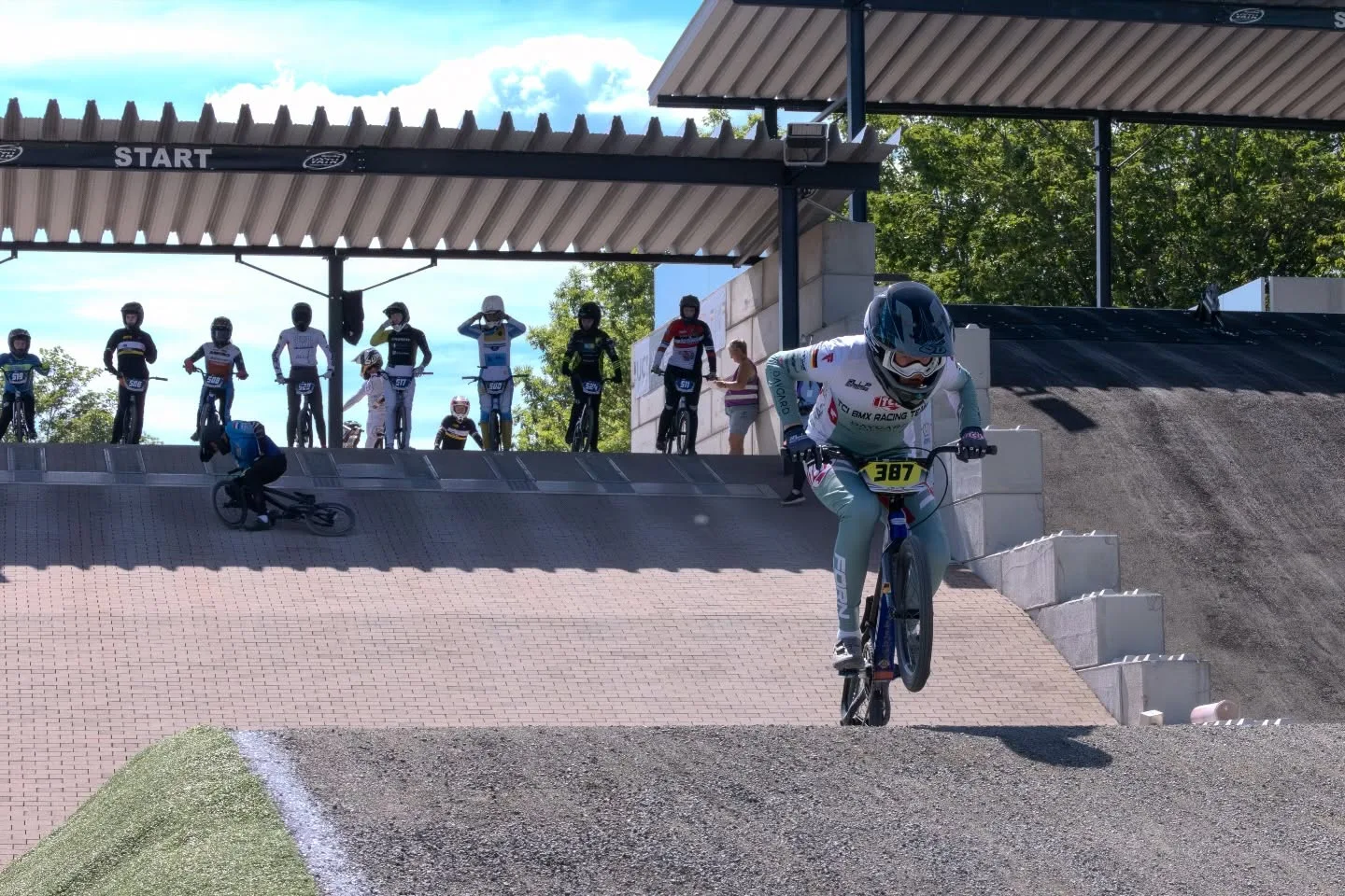 RG Hamburg Fahrer mit Startnummer 387 auf der BMX-Strecke in Esselbach