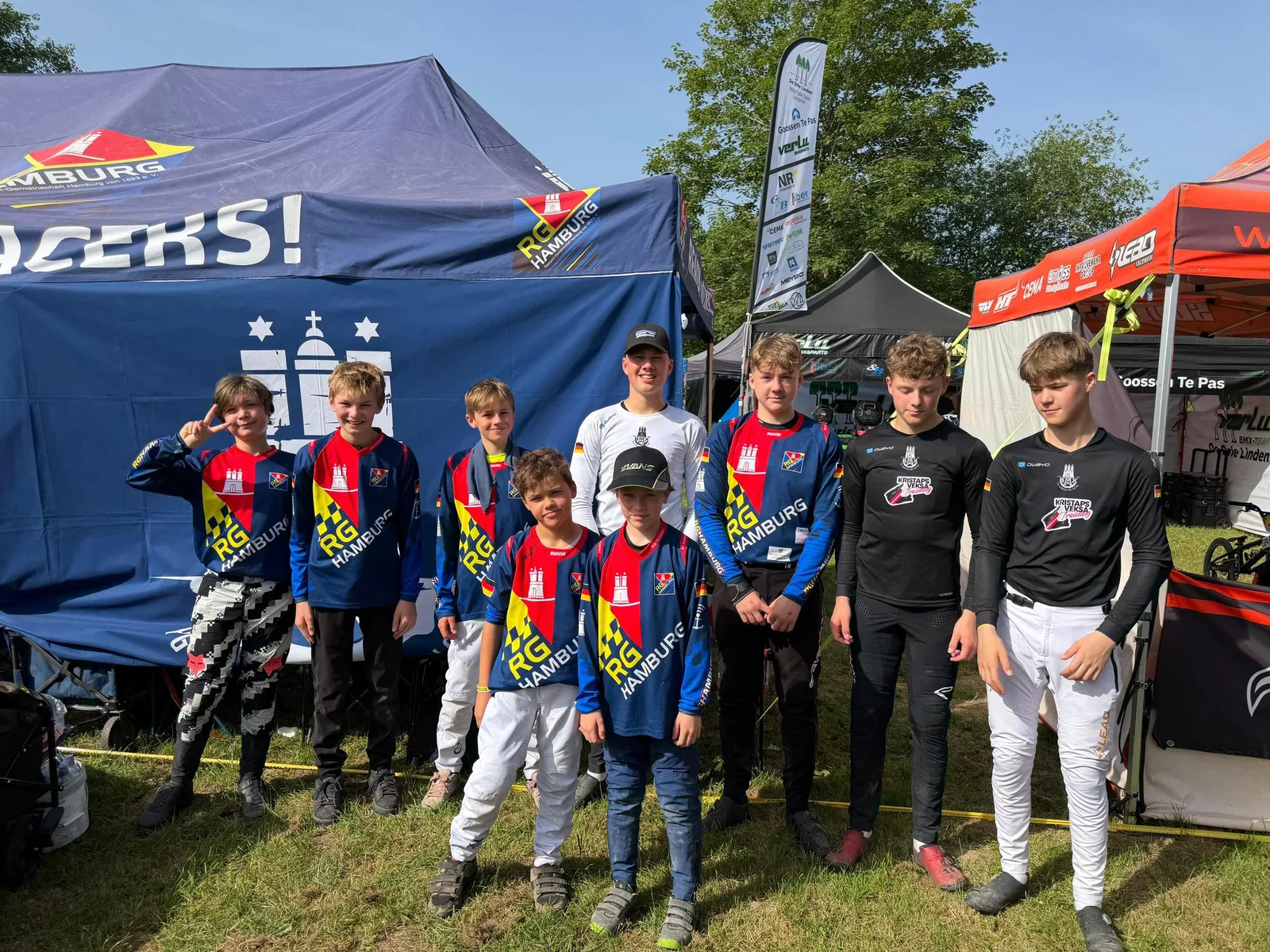 Das RG Hamburg Team vor dem Moin-Racers-Zelt beim Rennwochenende in Esselbach