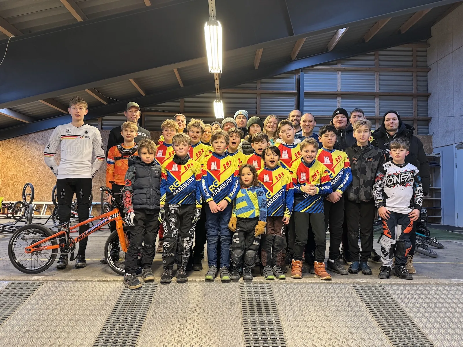 BMX-Fahrer trainieren in der Halle Feldborg während des Wintertrainingslagers 2026