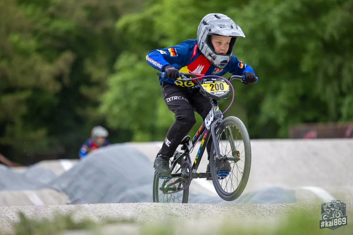 RG-Hamburg-Fahrer im Sprung auf der BMX-Bahn im Mellowpark