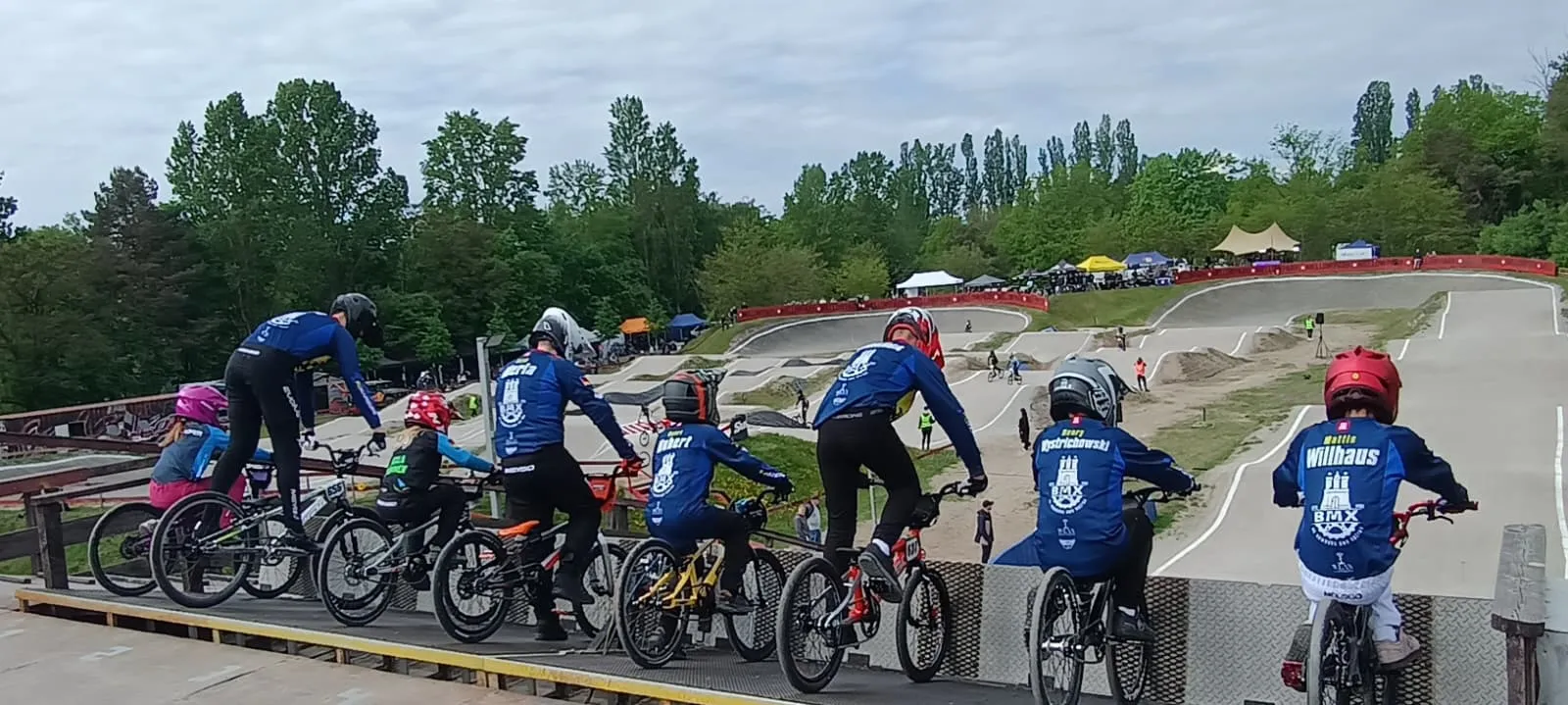 RG-Hamburg-Team am Startgatter der BMX-Bahn