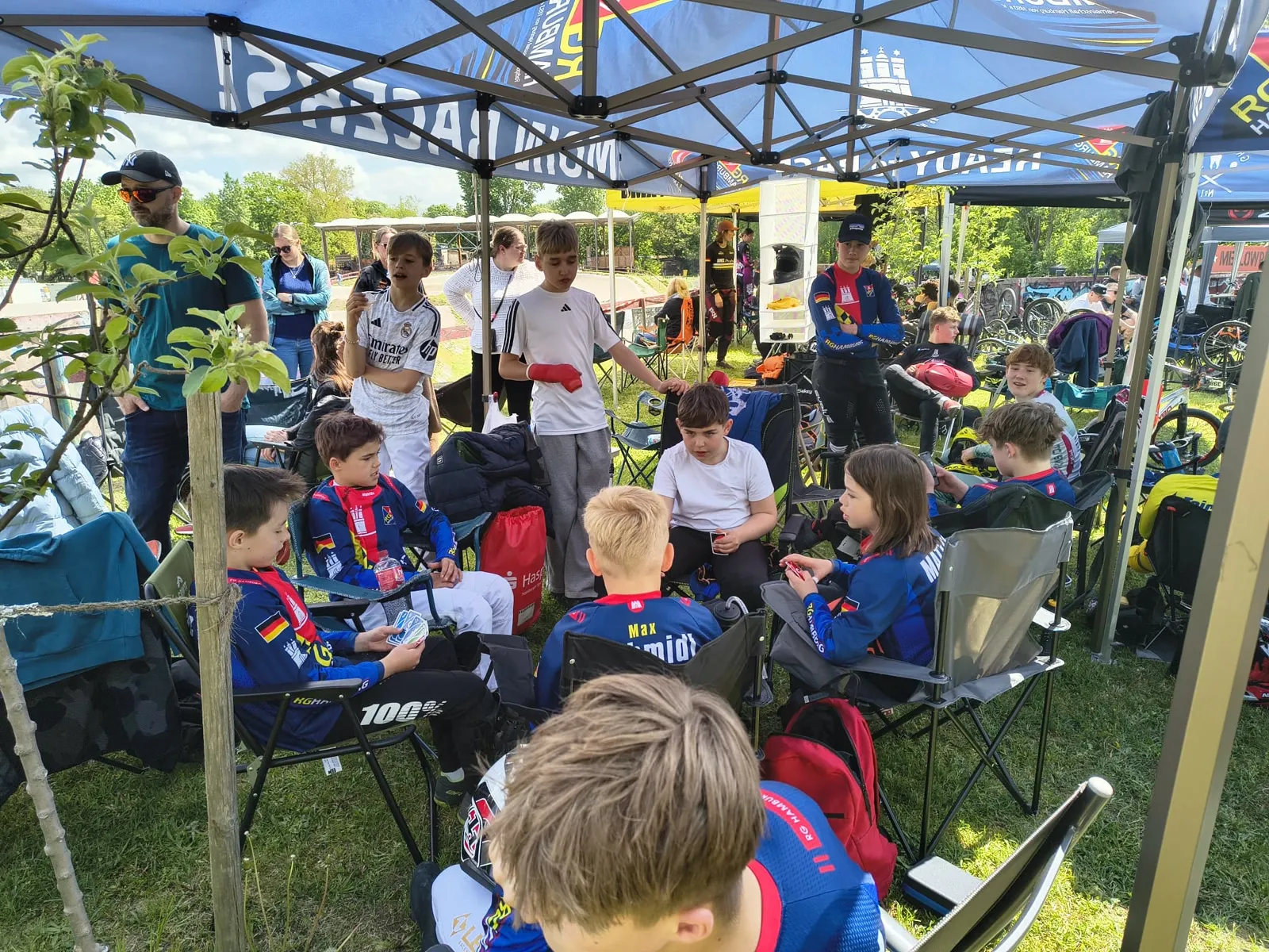 RG-Hamburg-Nachwuchs im Teamzelt im Mellowpark