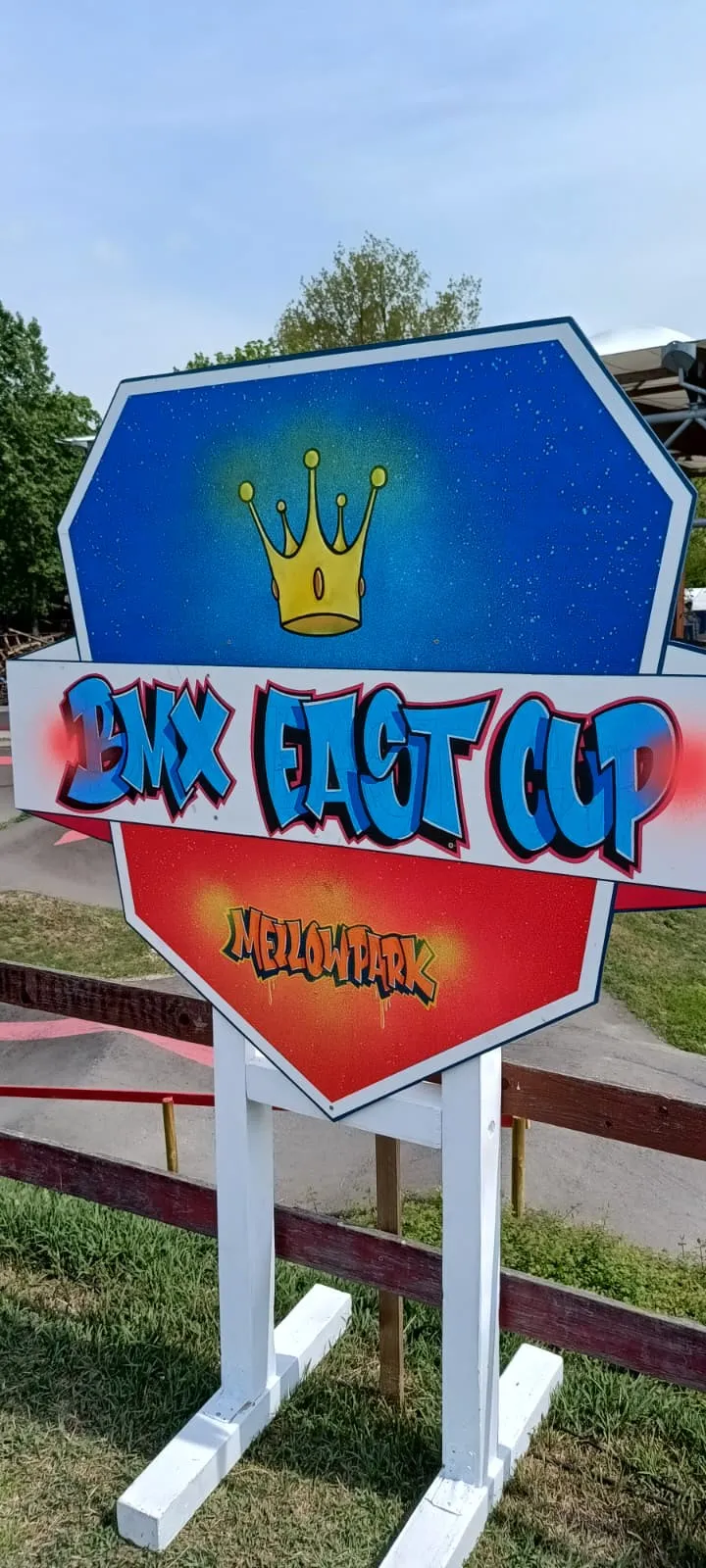 Schild des BMX East Cup im Mellowpark Berlin