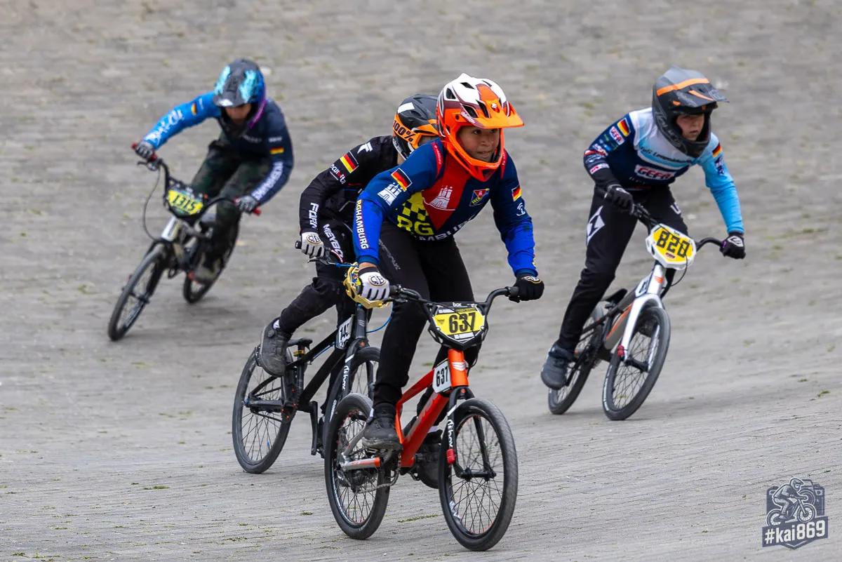 Drei BMX-Fahrer im Rennen bei der Norddeutschen Meisterschaft