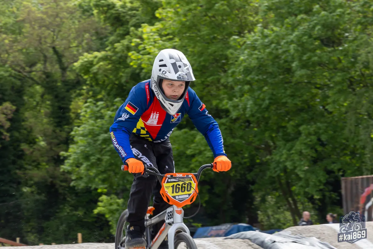 Junger RG-Hamburg-Fahrer auf der BMX-Bahn im Mellowpark