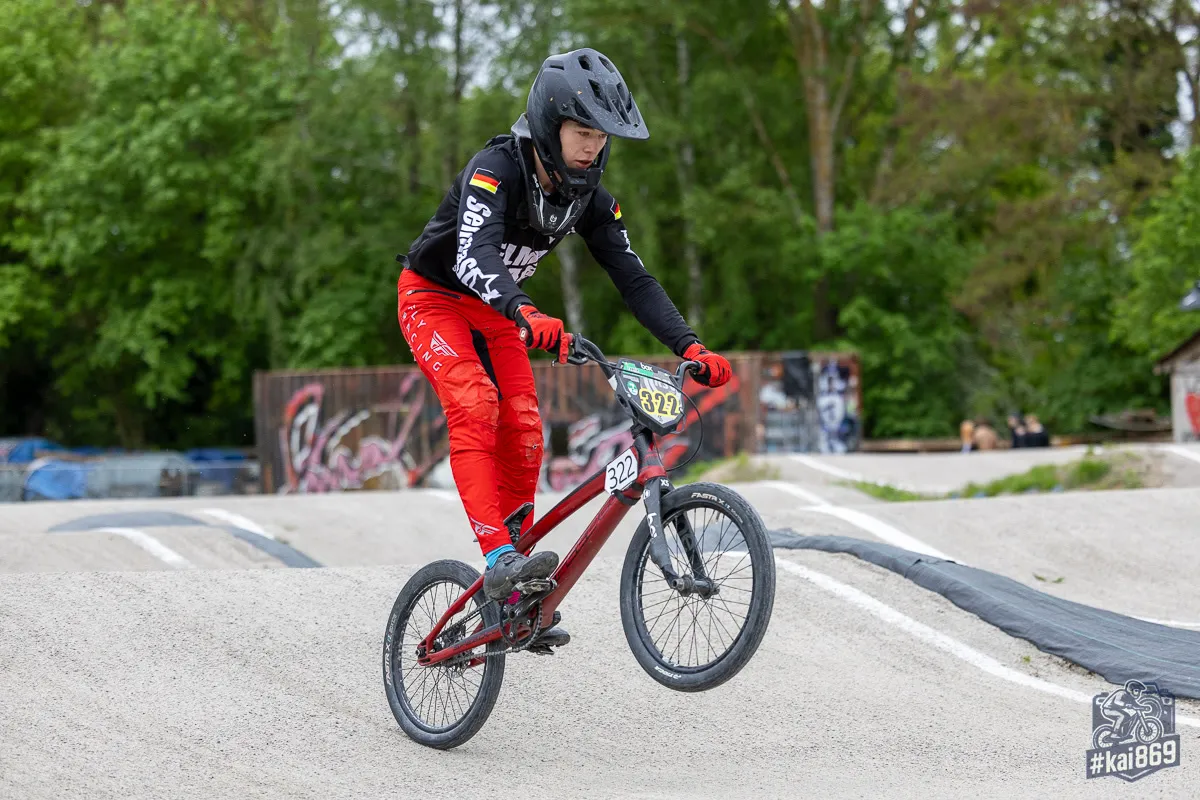 RG-Hamburg-Fahrer mit rotem Renndress im Mellowpark
