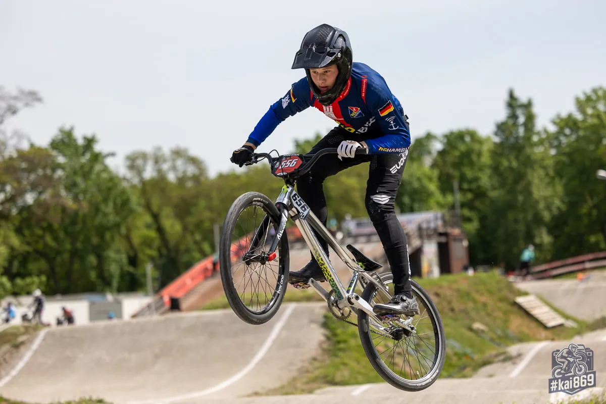RG-Hamburg-Fahrer springt bei der Norddeutschen BMX-Meisterschaft im Mellowpark