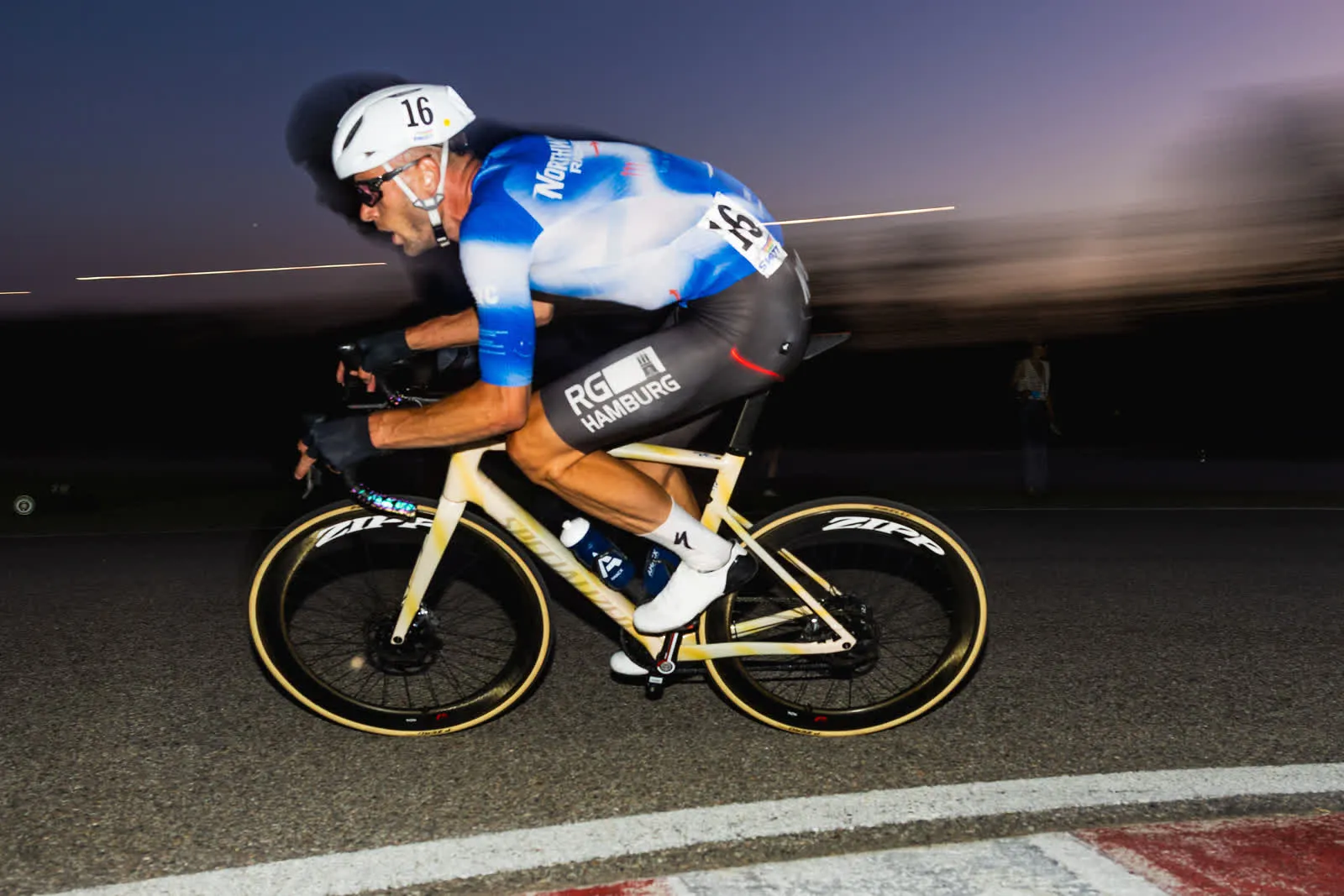 Jasper Frahm mit Startnummer 16 im RG-Hamburg-Trikot in der Abenddämmerung auf dem Rundkurs in Lainate