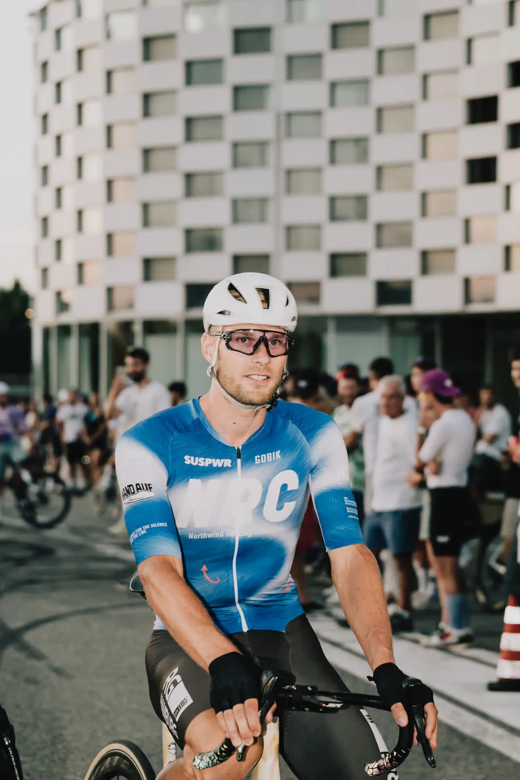 Jasper Frahm auf dem Rad im Fahrerlager vor dem Start, umringt von Zuschauern