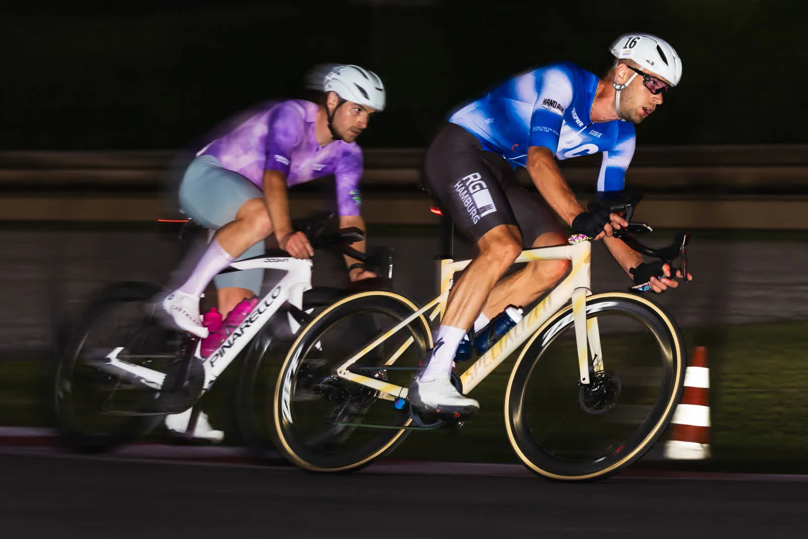 Jasper Frahm überholt im Nachtrennen einen Konkurrenten im violetten Trikot