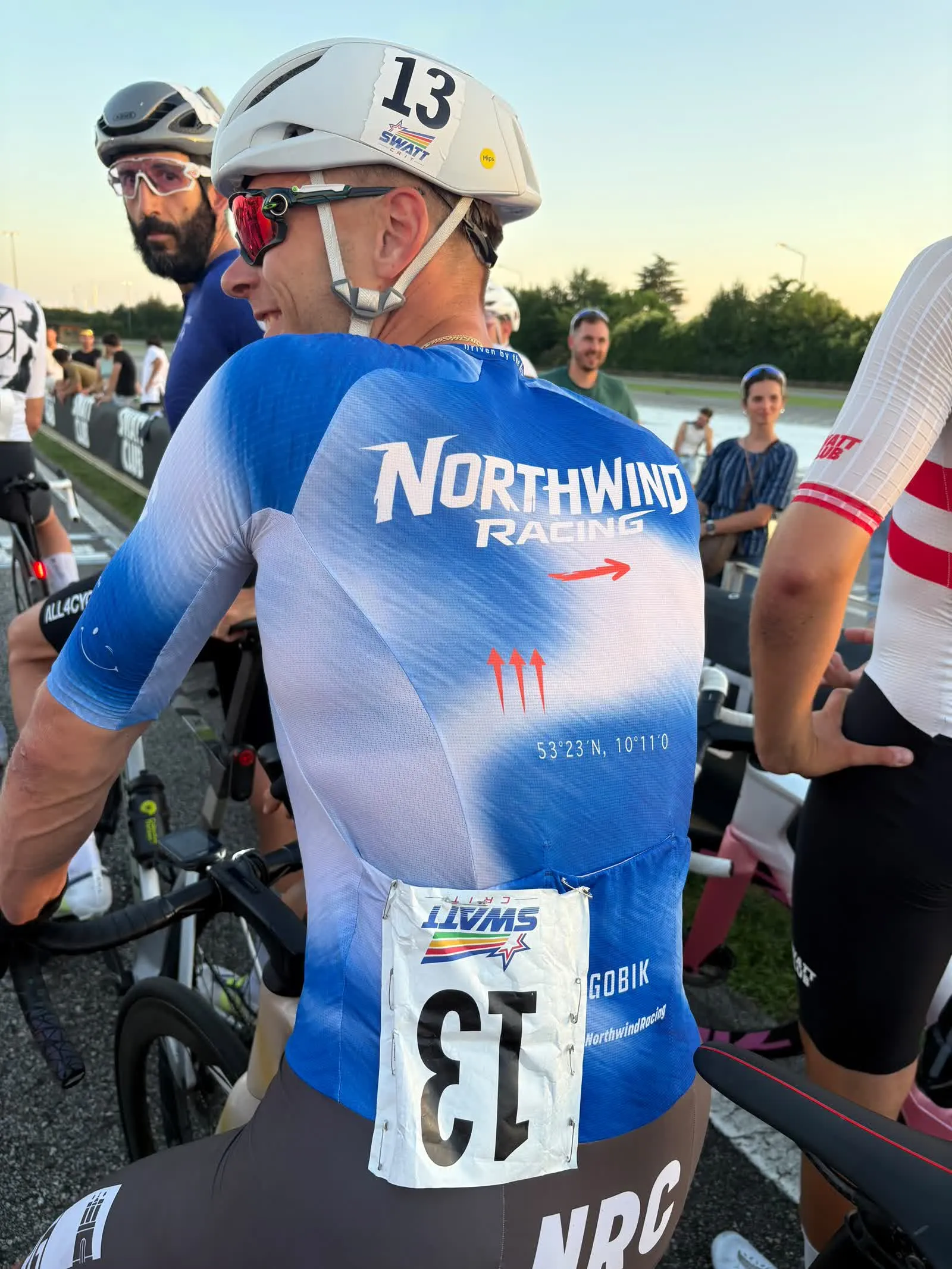 Jasper Frahm mit Startnummer 13 am NRC-Trikot vor dem Rennstart in Lainate