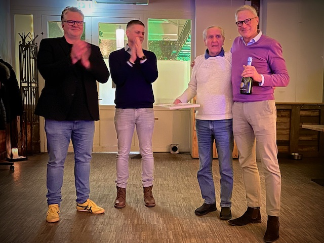 Bruno Beckhusen erhält Applaus für 75 Jahre Mitgliedschaft bei der RG Hamburg