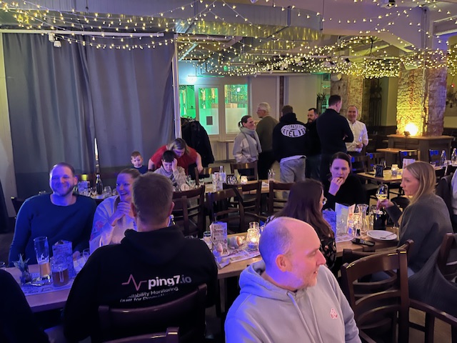 Zahlreiche Mitglieder feiern gemeinsam bei der Vereinsfeier im Quartier 21