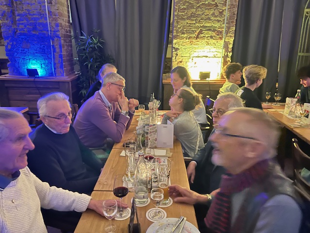 Vereinsmitglieder sitzen zusammen beim geselligen Abend der Vereinsfeier 2026